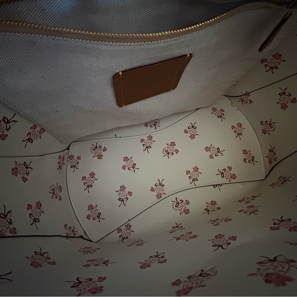 Coach Cream Leather Women's Bag - Picture 2 of 12
